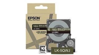 Epson LabelWorks LK-5QWJ - White on matte khaki - Rotolo (1,8 cm x 8 m) 1 casse…