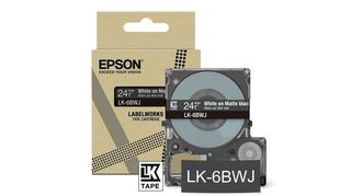 Epson LabelWorks LK-6BWJ - White on matte black - Rotolo (2,4 cm x 8 m) 1 casse…